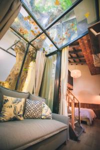 Youxiake Canal Hotel Hangzhou客房内的一张或多张床位