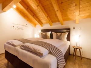 Tempat tidur dalam kamar di Alp-Chalet