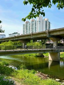 a bridge over a river with buildings in the background at Seongsu#3beds#10min seongsu station#2min walk from yongdap station line2 #local food hot spot#DDP#KSPO in Seoul