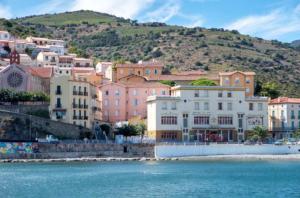 a group of buildings on a hill next to the water at Résidence les 4 Horizons in Cerbère