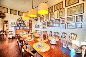 Restoran või mõni muu söögikoht majutusasutuses Il Principe by PosarelliVillas