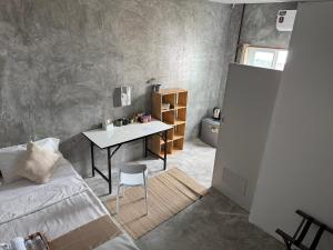a small room with a table and a bed at Bird Nest in Ko Tao