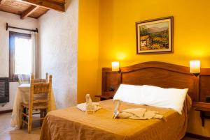 ein Schlafzimmer mit einem Bett mit gelben Wänden und einem Stuhl in der Unterkunft Tico Tico Apart in Mina Clavero + 28 Fotos