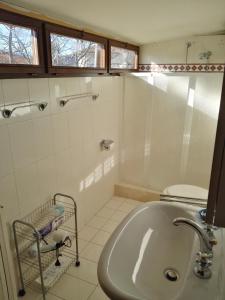 een badkamer met een bad, een toilet en een wastafel bij B&B La Magnolia in Sulmona