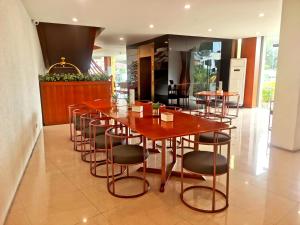 a restaurant with a wooden table and chairs at Huddle Room Drive Inn Motel in Angeles