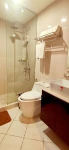 a bathroom with a toilet and a shower and a sink at Huddle Room Drive Inn Motel in Angeles +14 photos