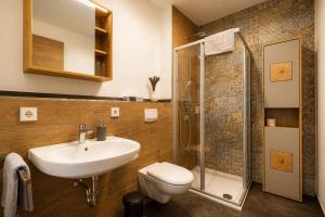 a bathroom with a sink and a shower and a toilet at Planet Blue Smartments in Sulzbach an der Murr