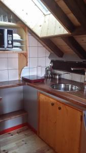 Appartement Adourette في بانيير-دوبيغور: مطبخ مع حوض و كونتر توب