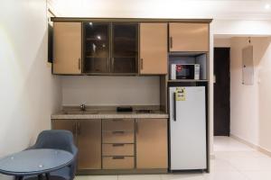Кухня или кухненски бокс в Taleen Serviced Apartments Al Aqiq- تالين العقيق للشقق المخدومة