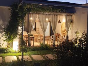 a house with a table and chairs in the yard at Giardino D'Oriente in Otranto