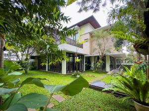 an exterior view of a house with a garden at Depari Dago Villa in Bandung