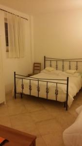um quarto com uma cama grande e lençóis brancos em Monolocale Lori em Montefalco