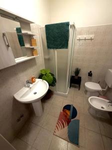 ein Badezimmer mit Waschbecken, Toilette und Dusche in der Unterkunft The Seven in Reggio nell'Emilia