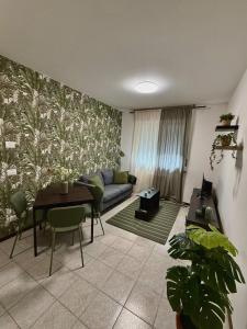 ein Wohnzimmer mit Sofa und Tisch in der Unterkunft The Seven in Reggio nell'Emilia
