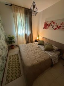 ein Schlafzimmer mit einem großen Bett und einer Topfpflanze in der Unterkunft The Seven in Reggio nell'Emilia