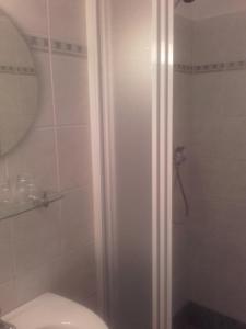 O baie la Hotel Anna