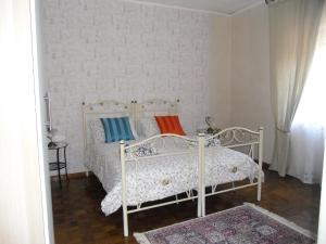 ナポリにあるCampi Flegrei Studiosのベッドルーム(白いベッド、カラフルな枕付)