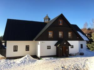 ヤノフ・ナト・ニソウにあるApartmán Hrabětice Jizerské Horyの雪の白黒納屋