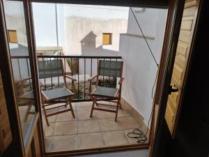 two chairs sitting on the balcony of a house at Casa Molivez Apartamento Fabregas in Alhama de Granada