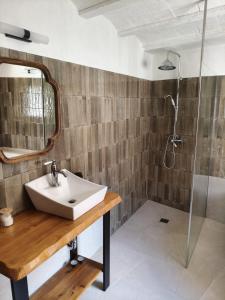 a bathroom with a sink and a shower at Casa Molivez Apartamento Fabregas in Alhama de Granada +19 photos