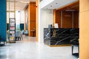 Zona de hol sau recepție la Hotel WOW