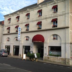 duży biały budynek z czerwonymi markizami i oknami w obiekcie Hôtel L'Univers w mieście Châtellerault