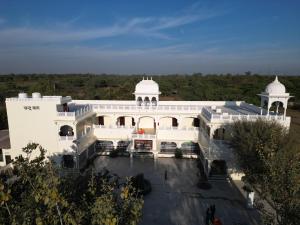 eine Luftaufnahme eines großen weißen Gebäudes in der Unterkunft Chandra Bagh in Māvli