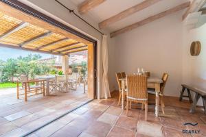 a dining room with a table and chairs at Villa Domo Mea - By Searly in Porto Cervo