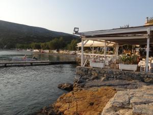 ein Restaurant neben einem Wasserkörper in der Unterkunft Lazy Days in Klíma