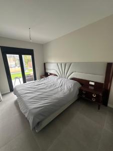 a bedroom with a large bed and a window at La jaima in Santa Ceclina