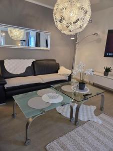 a living room with a couch and a glass table at Muttis Haus Auf dem Felde 15 in Ummern