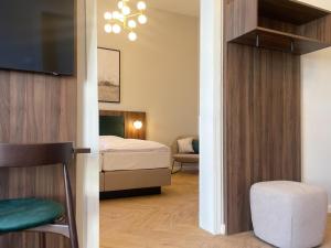 a room with a bed and a bedroom with a tv at Hotel Salina B&B - mit Parkplatz, Zentral und Digital in Bad Rothenfelde