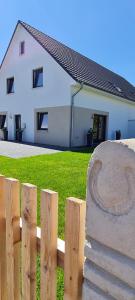 a wooden fence in front of a house at Muttis Haus Auf dem Felde 15 in Ummern