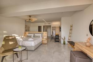 ein Schlafzimmer mit Bett und ein Wohnzimmer in der Unterkunft Thimios Suites Adults Only in Acharavi + 47 Fotos