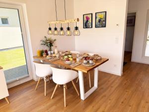 a dining room with a table and chairs at Ferienhaus Fischkopf mit Sauna und Strandkorb in Büsum