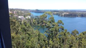 uma vista para um rio com árvores e uma cidade em Vista Laguna em San Pedro de la Paz