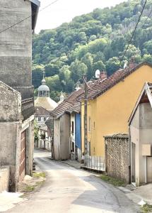 an empty street in a town with a mountain at Nid d argile - appartement neuf - 650m des Thermes - 1er étage in Salins-les-Bains