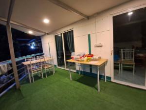 a room with a table and chairs in a room with a window at ป้าแมว โฮมสเตย์ in Ban Pok Nai +9 photos