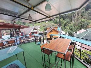 a room with a table and chairs on a balcony at ป้าแมว โฮมสเตย์ in Ban Pok Nai