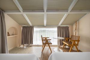 a room with a table and chairs and a window at Shanghai WanTing Villa Hotel in Shanghai