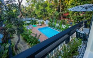 an overhead view of a swimming pool on a balcony at Goan Bliss Alaya Stays by ELIVAAS in Varca