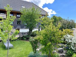 a garden in front of a house at Hof Wälderblick in Ibach