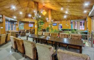 a dining room with a long table and chairs at Regal Retreat in Jari