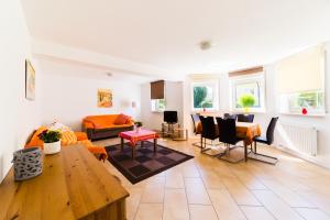 een woonkamer met een bank en een tafel bij Pension & Appartments Landhaus Bettina Fulda in Fulda