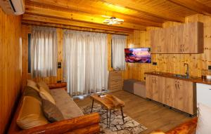 a living room with a couch and a kitchen at Sinja Park Villas in Sinjë