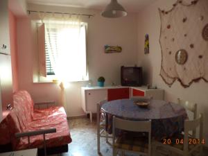 - un salon avec une table et une chaise dans l'établissement La casetta 5P, à Santa Flavia