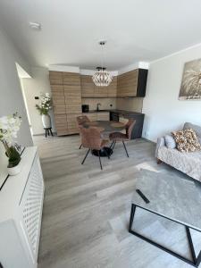 a living room with a table and a couch at Vakantie Studio Mari Jani in Waterlandkerkje