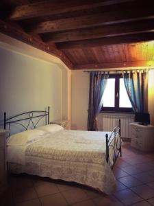 1 dormitorio con cama y ventana en Casa Vacanze Il Castello, en Pescina