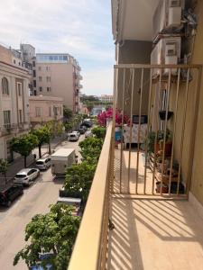 a balcony with a view of a city street at Appartamento Centrale a 2 passi da Stazione, Mare e Centro Città in Termoli