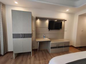 a small bathroom with a sink and a mirror at Hotel Summer Hill in Chail +17 photos